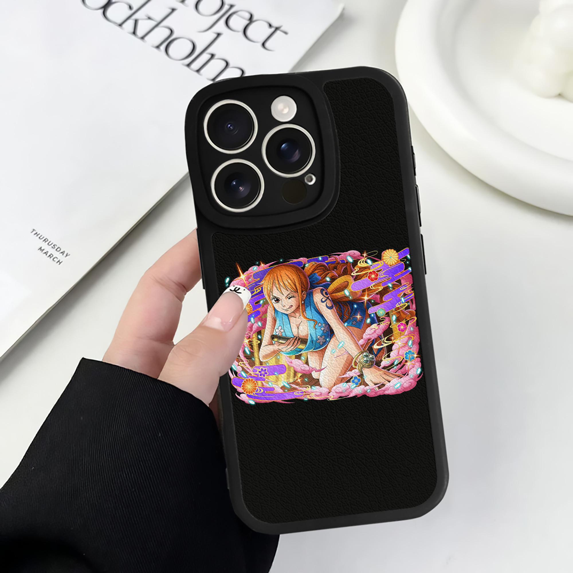 （画像用） ワンピース ナミ ONE PIECE Nami 【iPhone 16シリーズ対応】シリコンスマホケース（レザー調） 材質：シリコン
